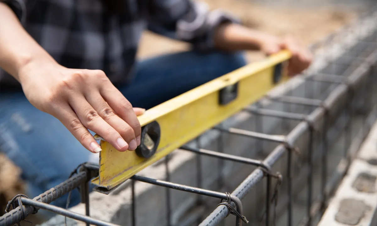 Prise de niveau des fondations pour un mur en parpaings