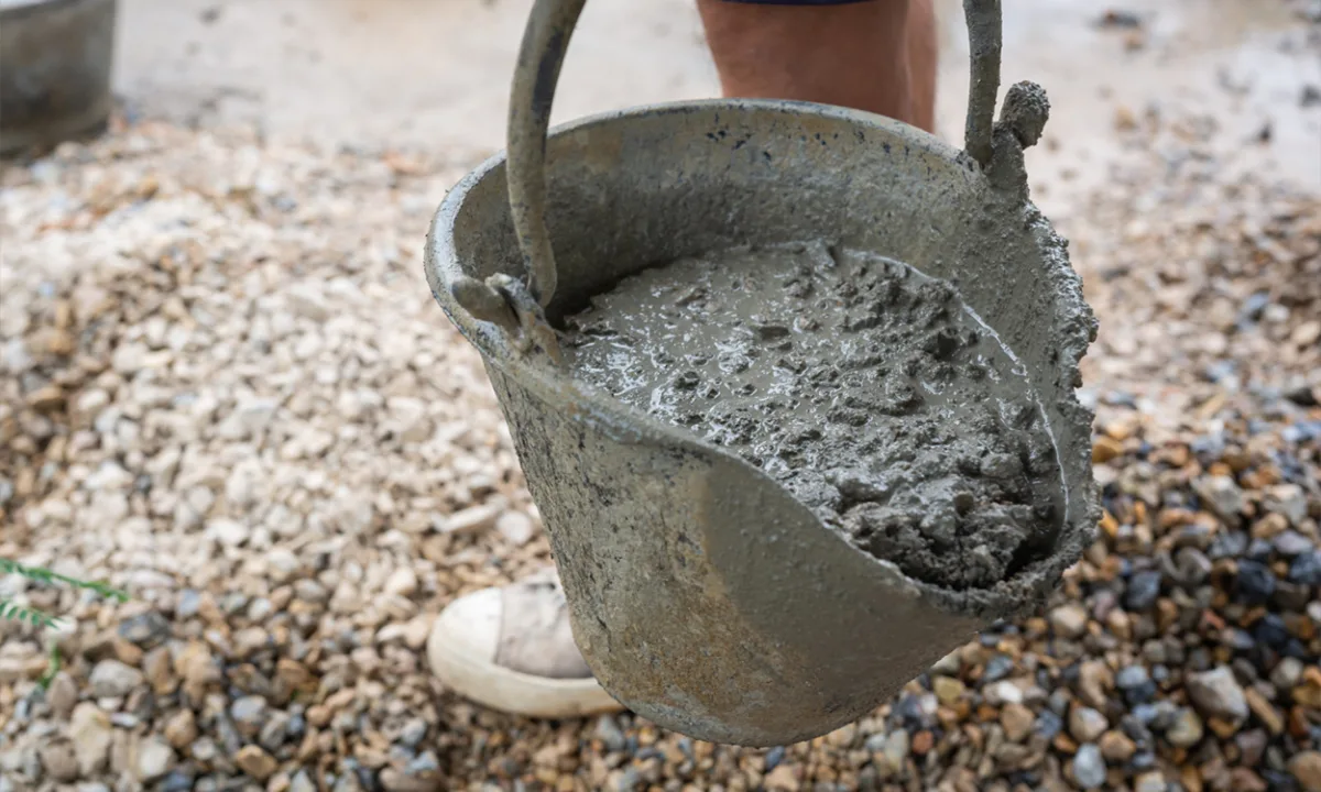 Un seau plein de béton prêt à couler
